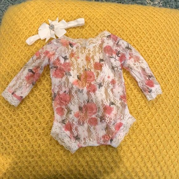 Newborn lace romper with matching bow - Picture 3 of 7